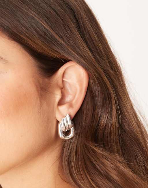 ASOS DESIGN - Orecchini a bottone a forma di batacchio color argento