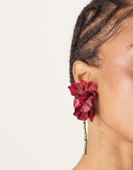 ASOS DESIGN - Orecchini a bottone a forma di fiore color bordeaux con gambo di perline