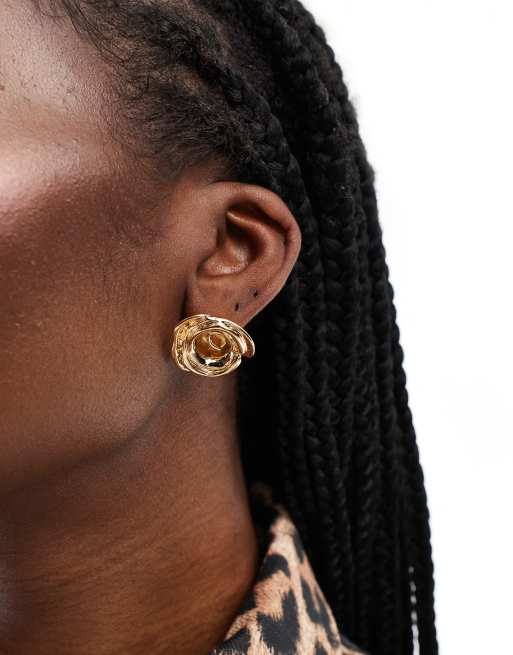 ASOS DESIGN - Orecchini a bottone a forma di rosa color oro