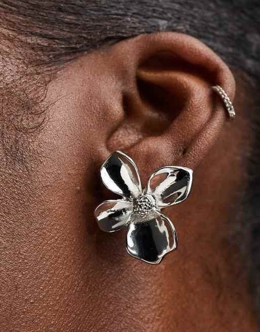 ASOS DESIGN - Orecchini a bottone argentati piccoli con design a fiore, 3 di 4