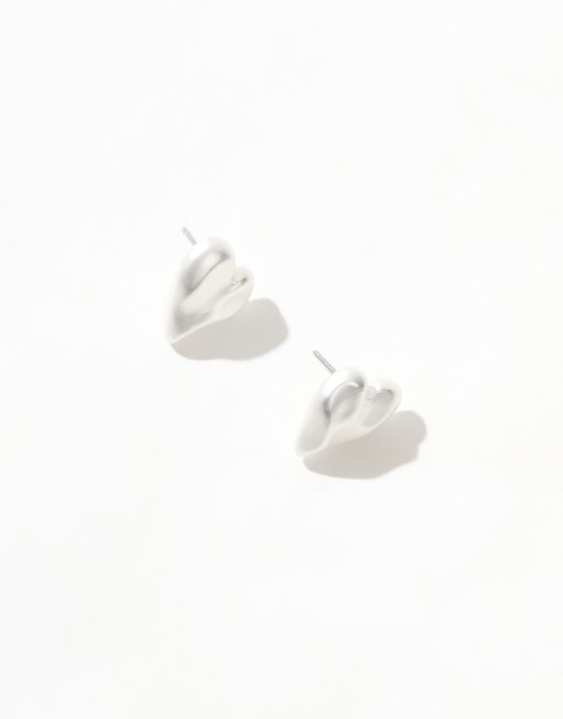 ASOS DESIGN - Orecchini a bottone argento spazzolato con design a forma di cuore effetto metallo fuso, 2 di 4