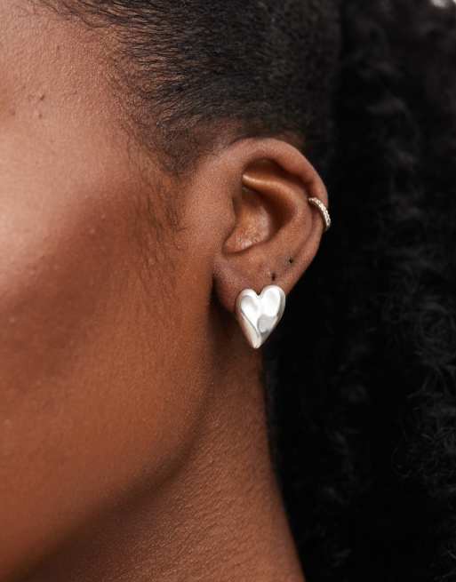 ASOS DESIGN - Orecchini a bottone argento spazzolato con design a forma di cuore effetto metallo fuso, 4 di 4