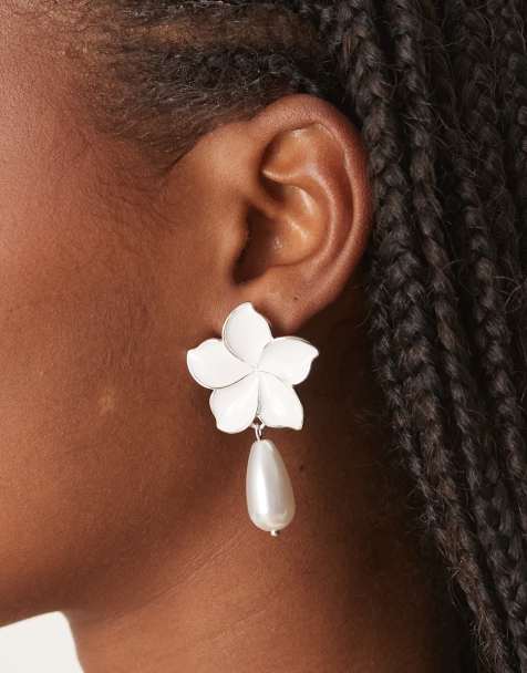 ASOS DESIGN - Orecchini a bottone bianchi con design a forma di fiore e perle sintetiche pendenti - view 1