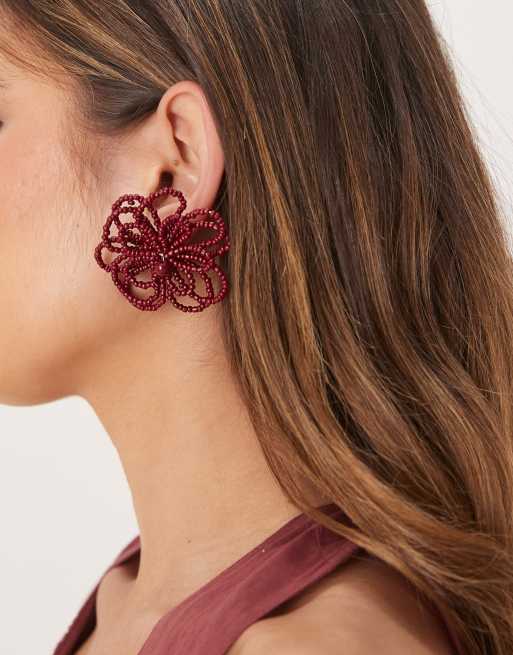 ASOS DESIGN - Orecchini a bottone bordeaux con design floreale con perline