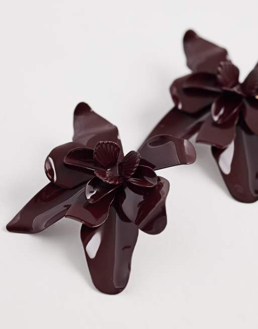 ASOS DESIGN - Orecchini a bottone bordeaux con design floreale in metallo, 2 di 4