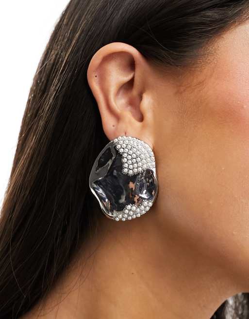 ASOS DESIGN - Orecchini a bottone color argento con perline sintetiche e design effetto fuso