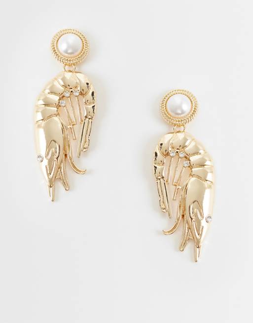 ASOS DESIGN - Orecchini a bottone color oro con ciondoli a forma di gambero e perle sintetiche