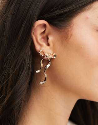 ASOS DESIGN - Orecchini a bottone color oro con design a forma di fiocco