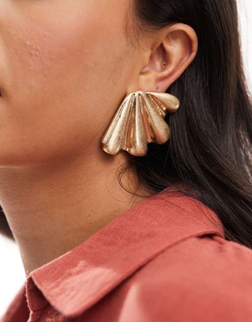 ASOS DESIGN - Orecchini a bottone color oro spazzolato con design ondulato