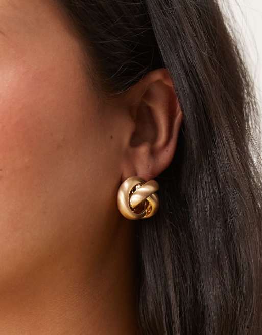 ASOS DESIGN - Orecchini a bottone con cerchi annodati color oro spazzolato