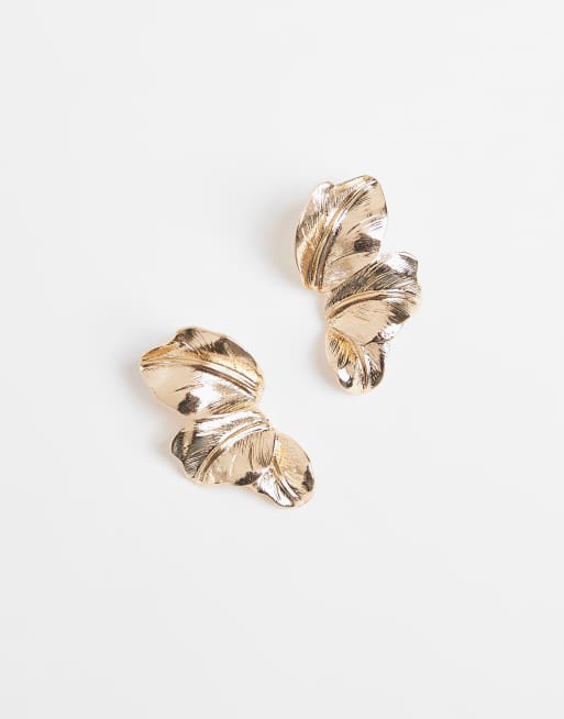 ASOS DESIGN - Orecchini a bottone con design a petali tonalità oro, 2 di 3