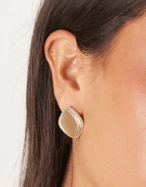 ASOS DESIGN - Orecchini a bottone con design astratto color oro e argento