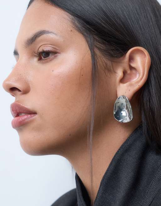 ASOS DESIGN - Orecchini a bottone con design ovale curvo tonalità argento martellato, 2 di 4