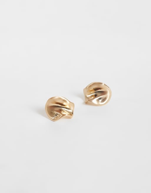 ASOS DESIGN orecchini a bottone con design sagomato in oro spazzolato, 3 di 3