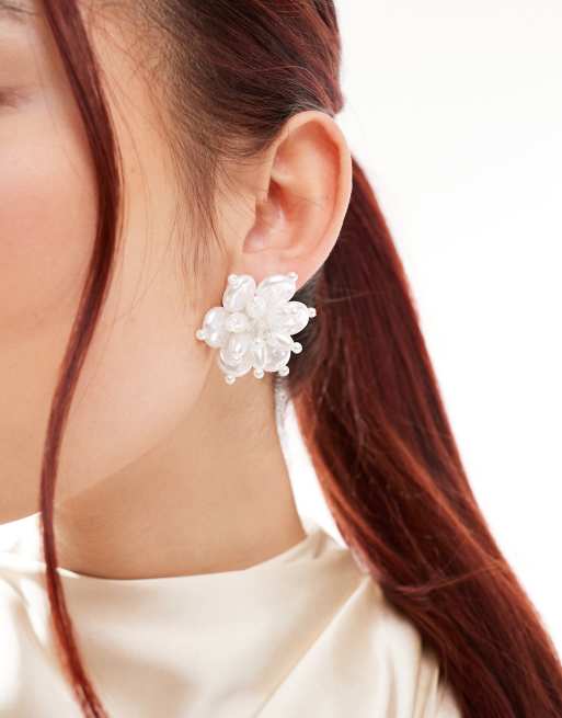 ASOS DESIGN - Orecchini a bottone con dettagli a forma di fiore con perle sintetiche