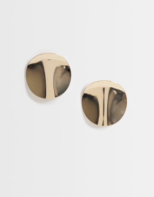ASOS DESIGN orecchini a bottone con grande design ovale martellato color oro, 1 di 5