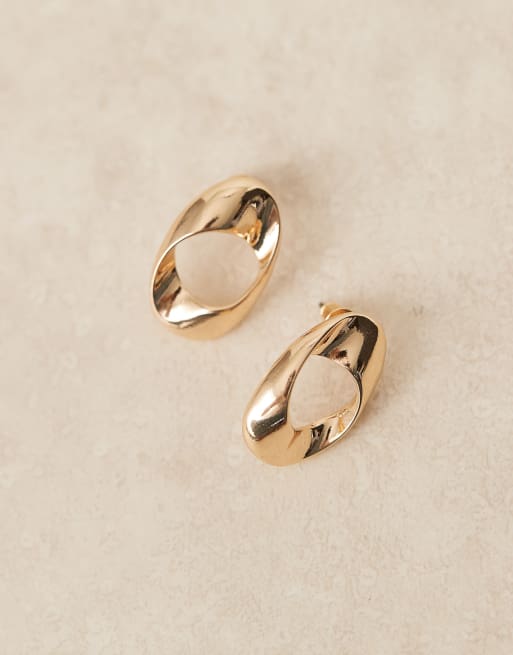 ASOS DESIGN - Orecchini a bottone con motivo scultoreo tonalità oro, 2 di 3