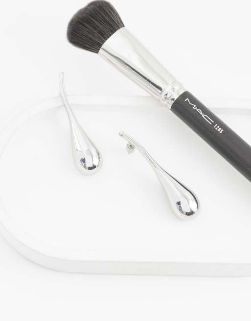 ASOS DESIGN orecchini a bottone con pendente dal design scultoreo color argento, 2 di 4