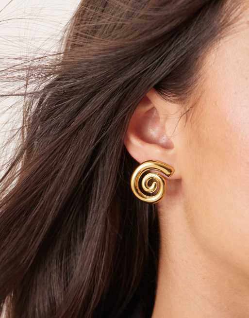 ASOS DESIGN - Orecchini a bottone dorati con design a spirale in acciaio inossidabile resistente all'acqua
