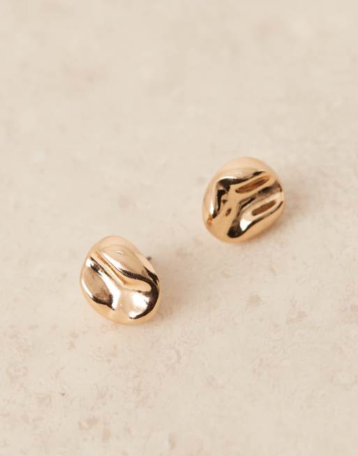 ASOS DESIGN - Orecchini a bottone dorati con design effetto metallo fuso, 2 di 3