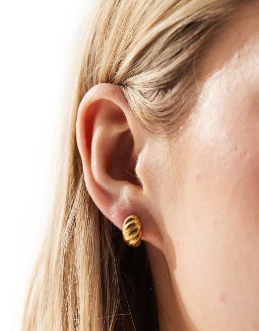 ASOS DESIGN - Orecchini a bottone dorati con design scanalato curvo in acciaio inossidabile resistente all'acqua, 2 di 4