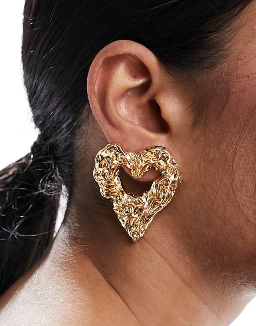 ASOS DESIGN - Orecchini a bottone dorati con design testurizzato a forma di cuore effetto metallo fuso