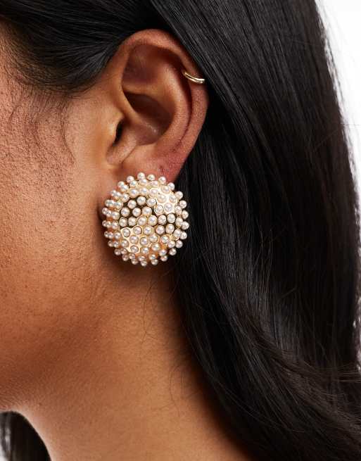 ASOS DESIGN - Orecchini a bottone dorati con dettagli circolari con perle sintetiche piccole