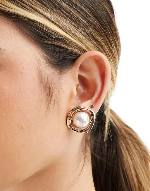 ASOS DESIGN - Orecchini a bottone dorati con dettagli squadrati con perle sintetiche