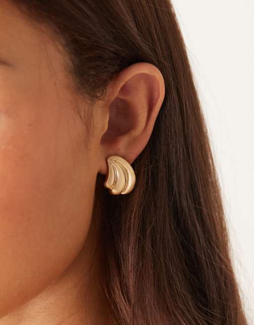 ASOS DESIGN - Orecchini a bottone grandi color oro spazzolato con design a bolla triplo