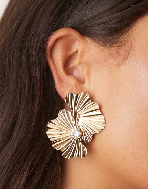 ASOS DESIGN - Orecchini a bottone grandi dorati con cristallo sintetico e design a ventaglio a coste, 2 di 3