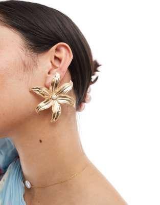 ASOS DESIGN - Orecchini a bottone oversize color oro spazzolato con fiore e perle sintetiche