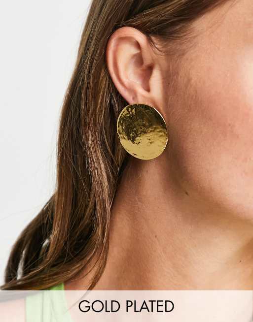 ASOS DESIGN - Orecchini a bottone placcati in oro 14 ct con design martellato a cerchio