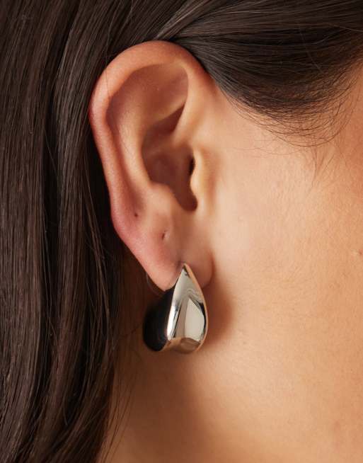 ASOS DESIGN - Orecchini a bottone tonalità argento con dettaglio a goccia