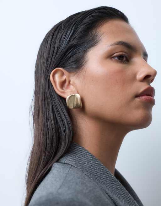 ASOS DESIGN - Orecchini a bottone tonalità oro spazzolato con design astratto, 2 di 4