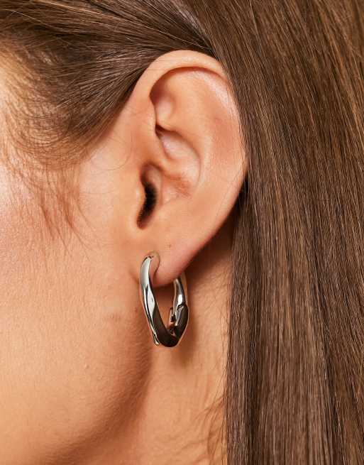 ASOS DESIGN - Orecchini a cerchio argentati con dettaglio a catenina
