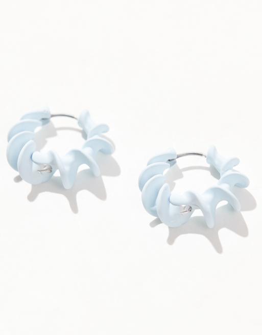 ASOS DESIGN - Orecchini a cerchio attorcigliato blu con chiusura a scatto, 2 di 3
