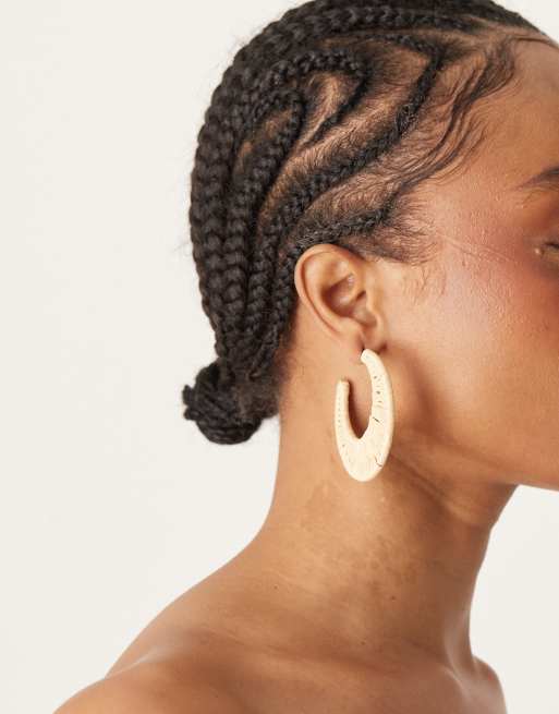 ASOS DESIGN - Orecchini a cerchio avvolti in rafia di colore naturale