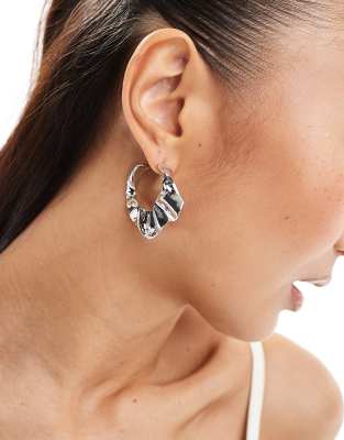 Asos Design - Orecchini A Cerchio Color Argento Con Design Fuso Ondulato