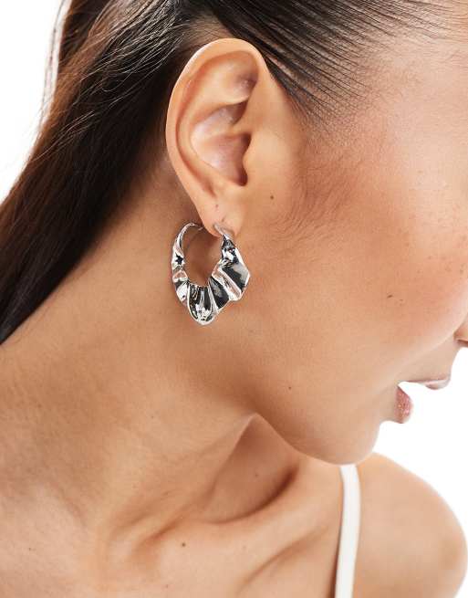 ASOS DESIGN - Orecchini a cerchio color argento con design fuso ondulato