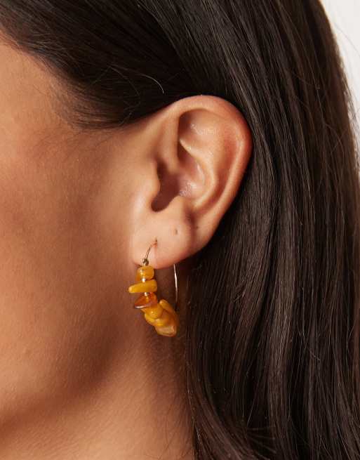 ASOS DESIGN - Orecchini a cerchio color oro con ambra sintetica