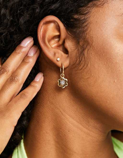 ASOS DESIGN - Orecchini a cerchio color oro con ciondoli a fiori