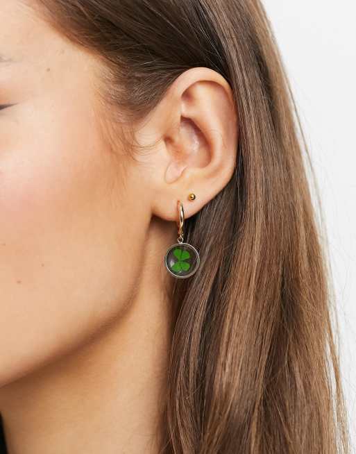 ASOS DESIGN - Orecchini a cerchio con ciondolo con quadrifoglio oro