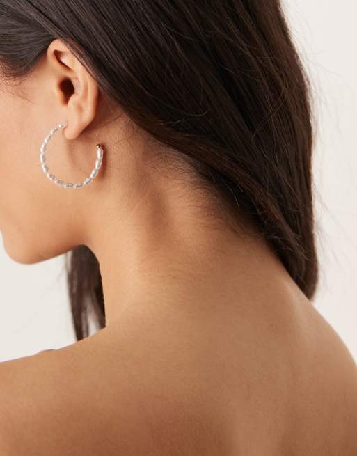 ASOS DESIGN - Orecchini a cerchio da 30 mm color oro con perle sintetiche