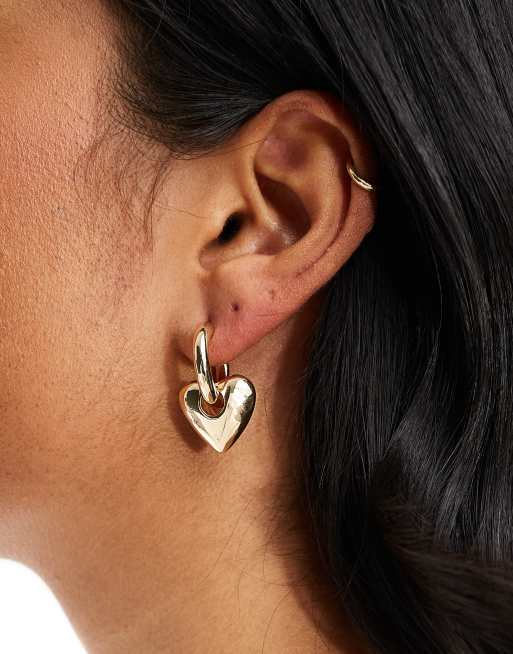 ASOS DESIGN - Orecchini a cerchio dorati con charm bombato a forma di cuore, 3 di 4
