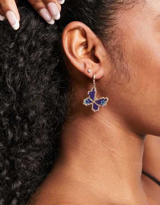 ASOS DESIGN - Orecchini a cerchio dorati con ciondoli a farfalla