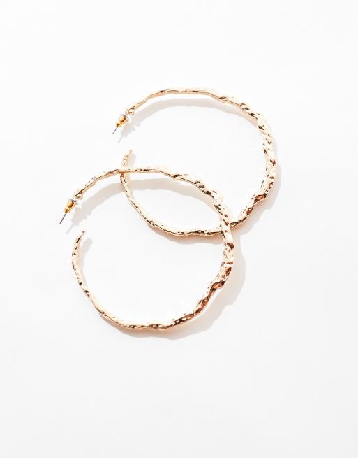 ASOS DESIGN - Orecchini a cerchio dorati con design zigrinato effetto metallo fuso, 2 di 4