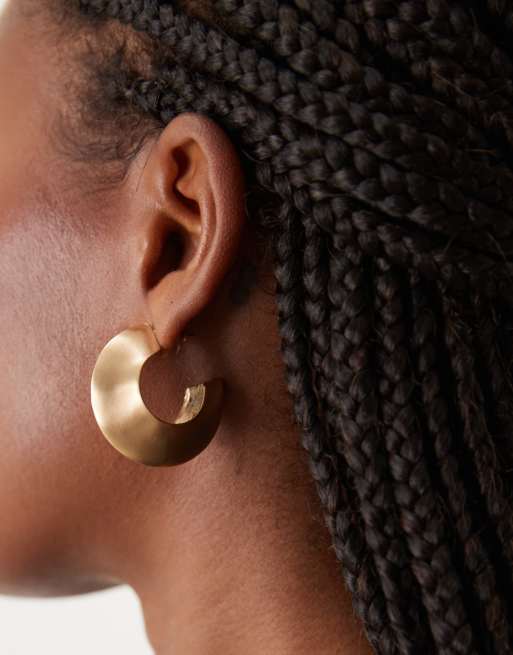 ASOS DESIGN - Orecchini a cerchio dorati spazzolati con design grande scolpito