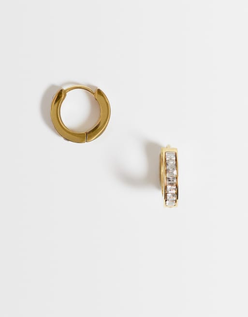 ASOS DESIGN orecchini a cerchio huggie in acciaio inossidabile impermeabile con strass color oro, 1 di 4