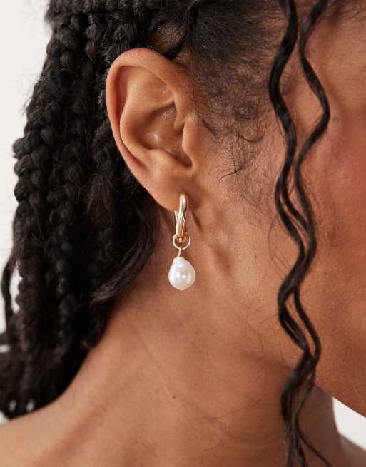 ASOS DESIGN - Orecchini a cerchio pendenti dorati con perle d'acqua dolce sintetiche, 2 di 4