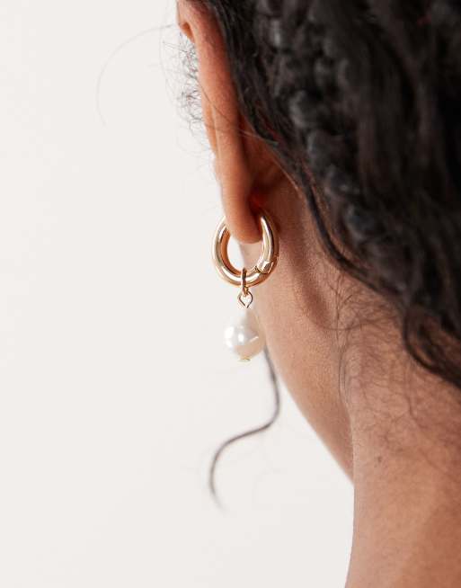 ASOS DESIGN - Orecchini a cerchio pendenti dorati con perle d'acqua dolce sintetiche, 3 di 4